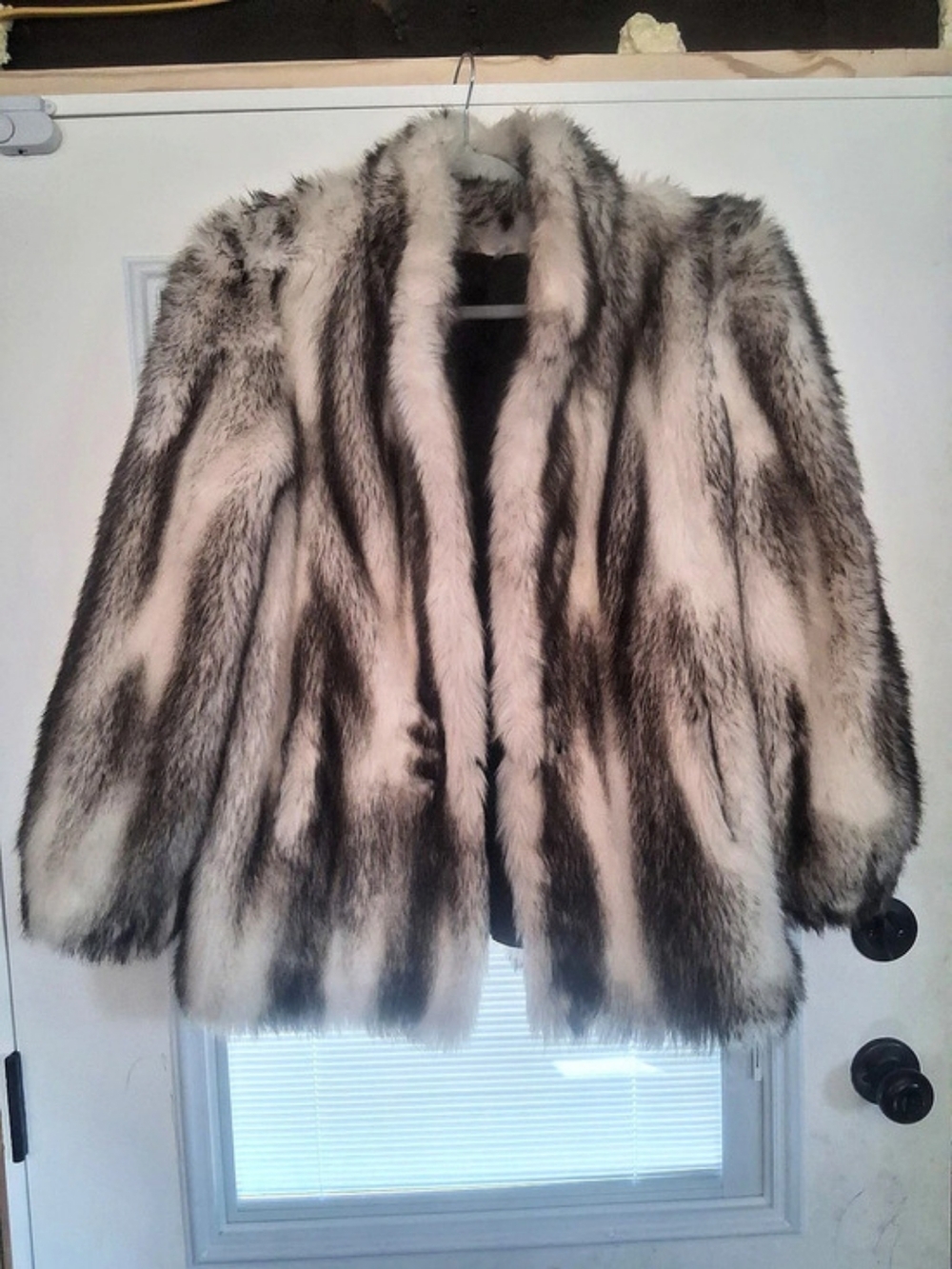 Hillmoor New York White Faux Fur. Black Shade As You Move. Vintage Size MD